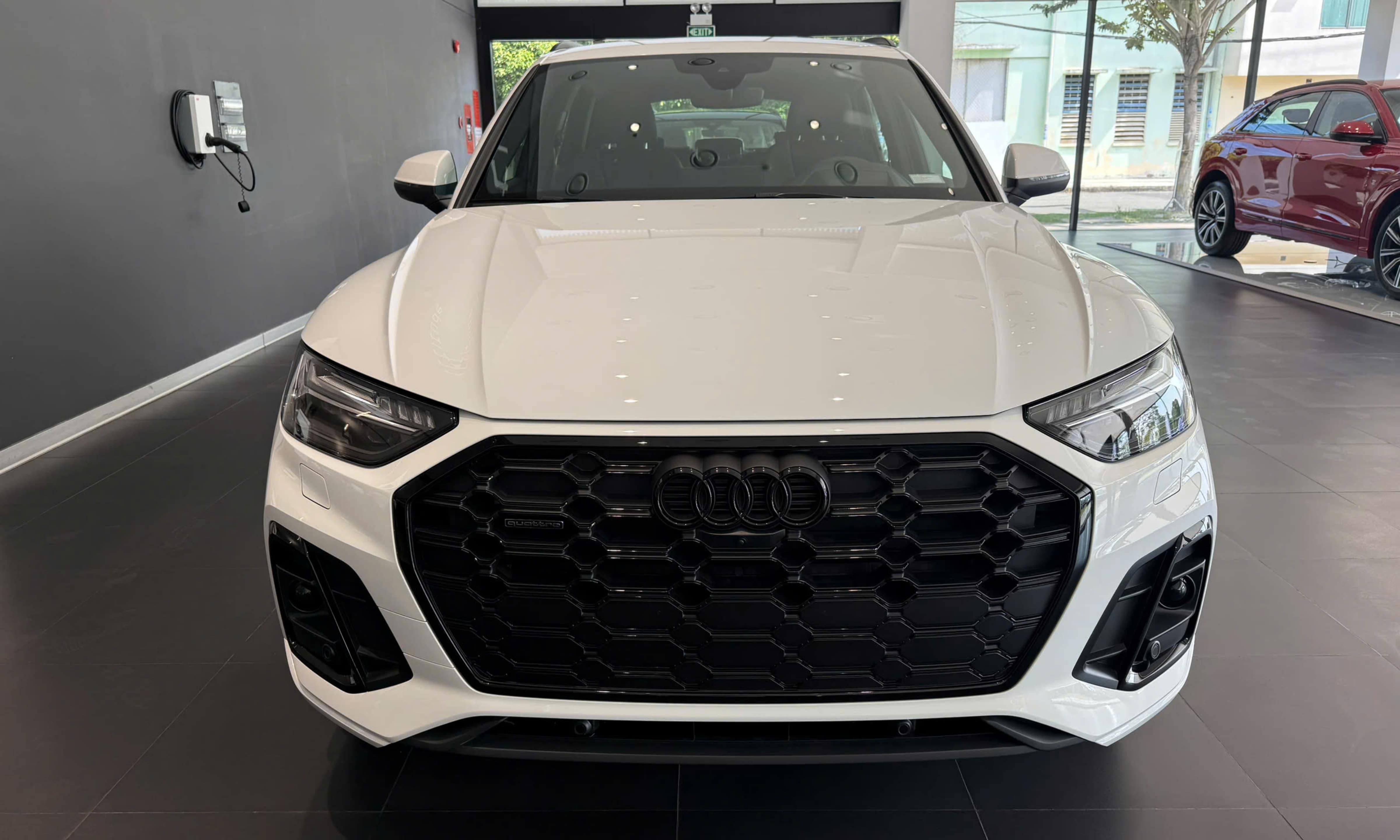Phần đầu Audi Q8 nổi bật với lưới tản nhiệt khung đơn hình bát giác