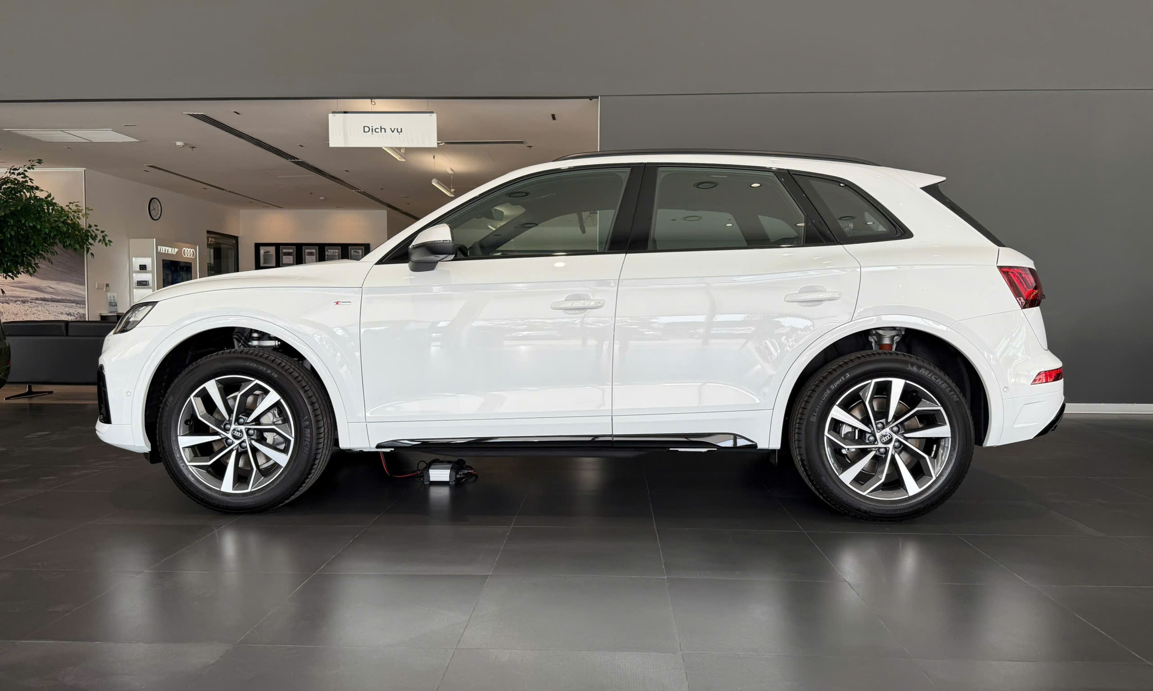 Nhìn từ bên hông Audi Q8 nổi bật với những đường gân dập nổi