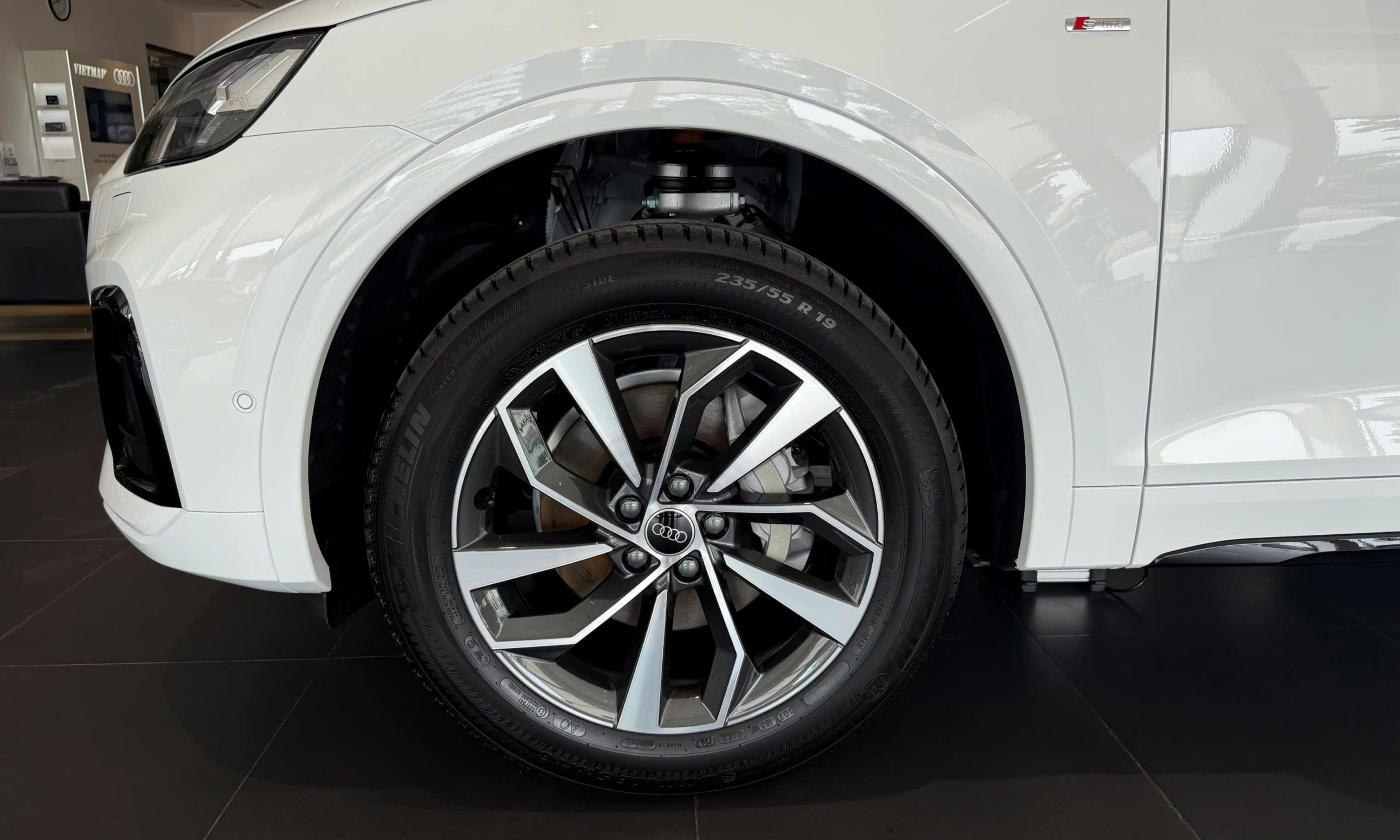 Phía dưới Audi Q8 là bộ la zăng thiết kế kiểu cánh chong chóng