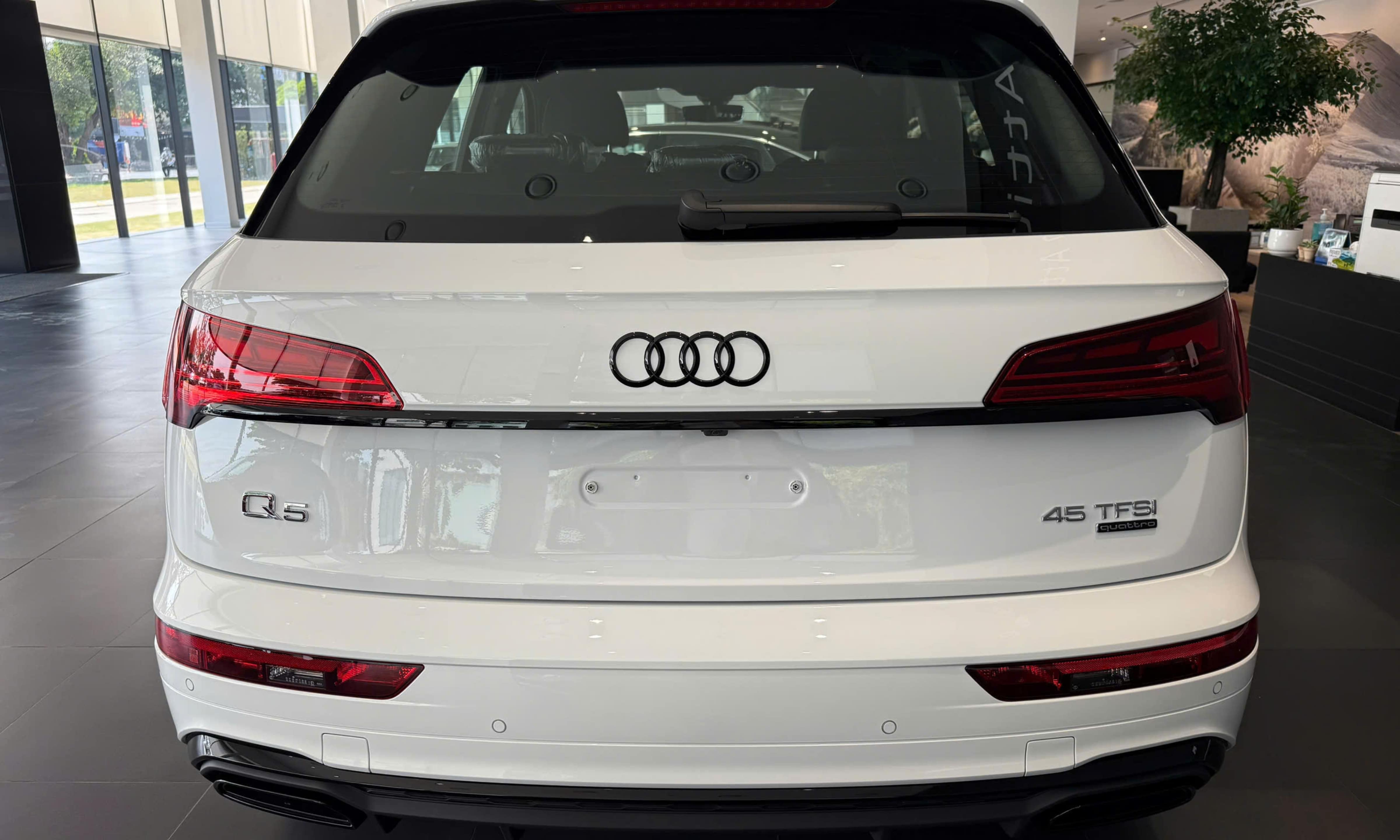 Cụm đèn hậu Audi Q8 gọt dũa thanh mảnh