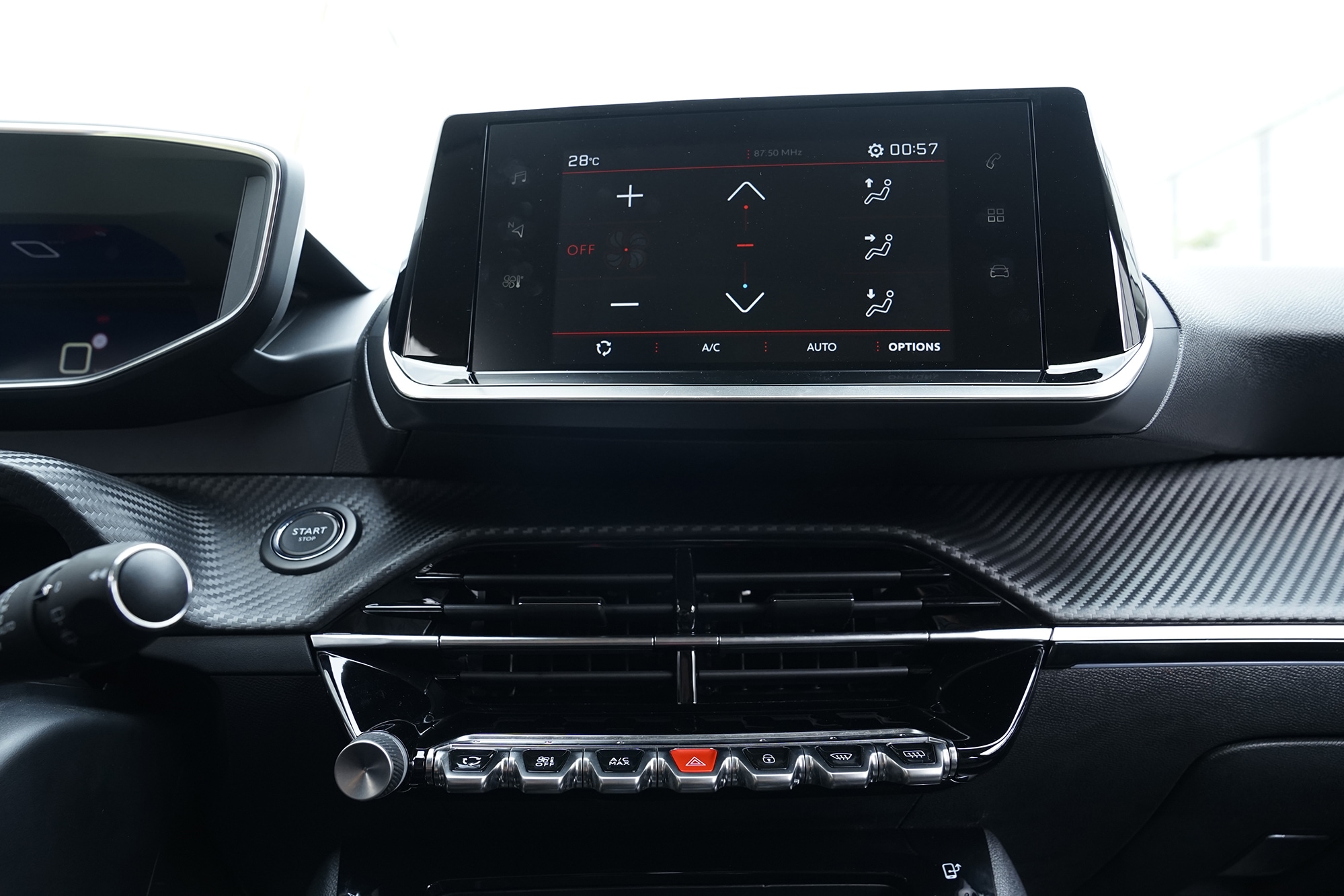 Màn hình thông tin Peugeot 2008 kích thước 10 inch, ứng dụng công nghệ 3D