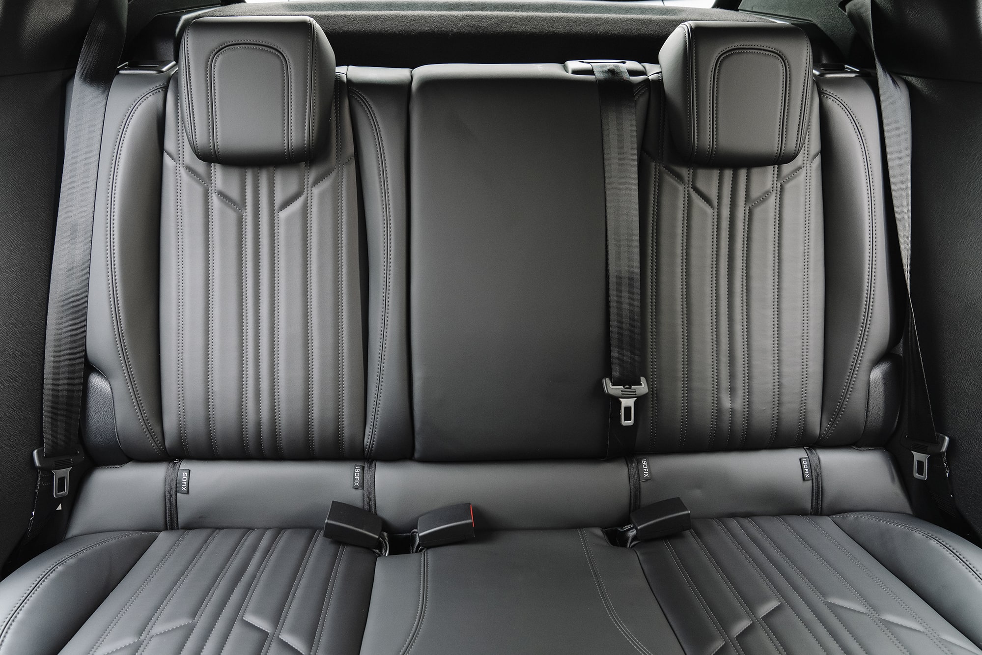 Hàng ghế sau Peugeot 2008 cũng không khá hơn về độ rộng rãi và thoáng đạt