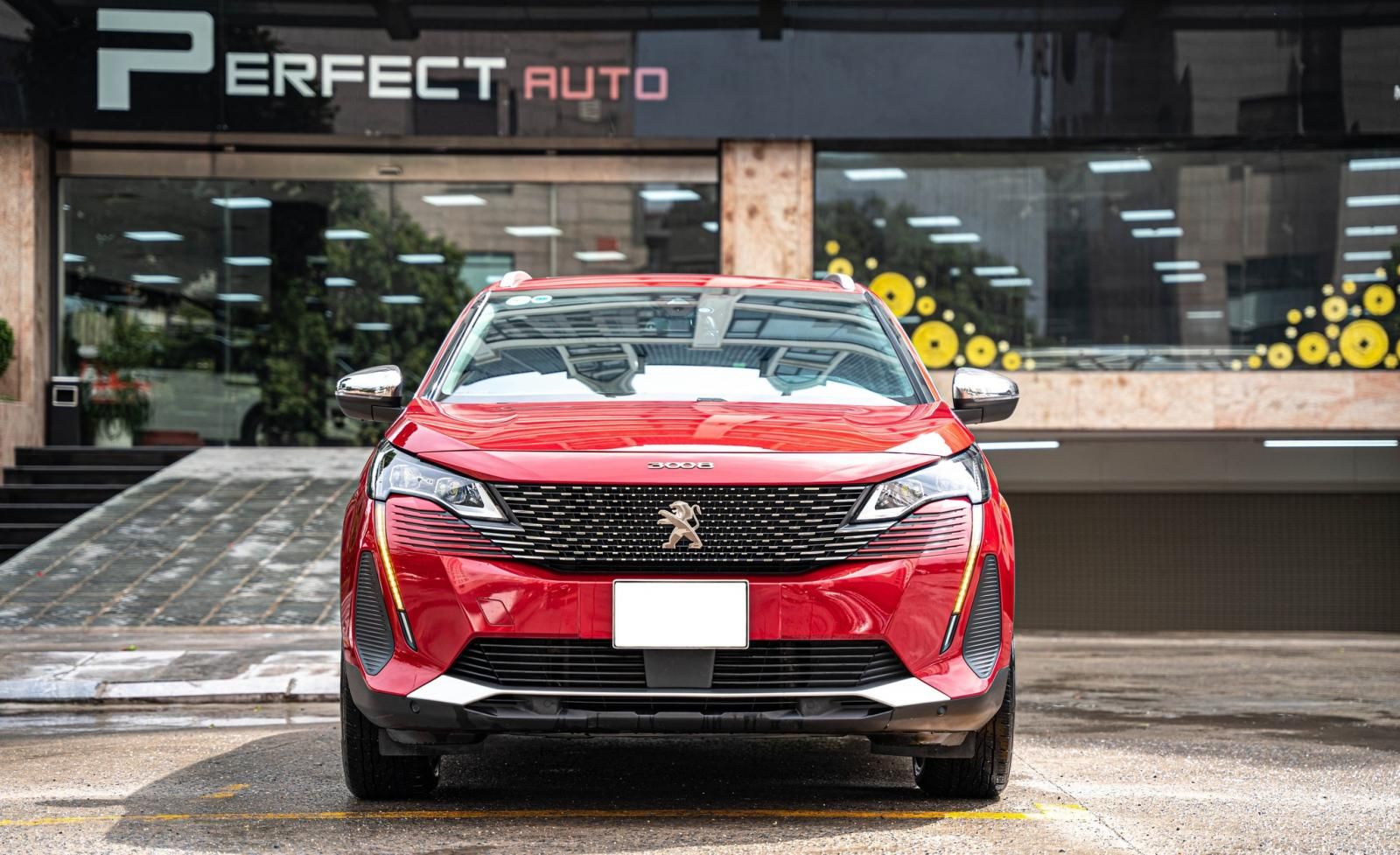 Peugeot 3008 thu hút ánh nhìn ngay từ phần đầu xe bởi nhiều chi tiết thể hiện dấu ấn riêng