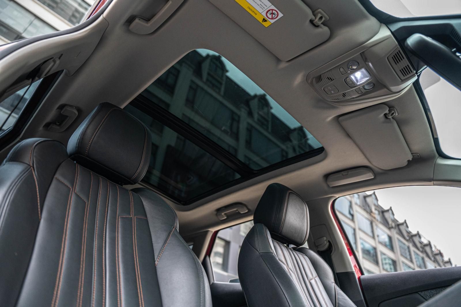 Peugeot 3008 trang bị thêm đèn viền trang trí và cửa sổ toàn cảnh