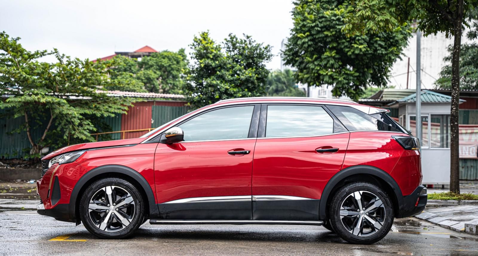 Thân xe Peugeot 3008 kiến tạo bởi những đường gân dập nổi cứng cáp