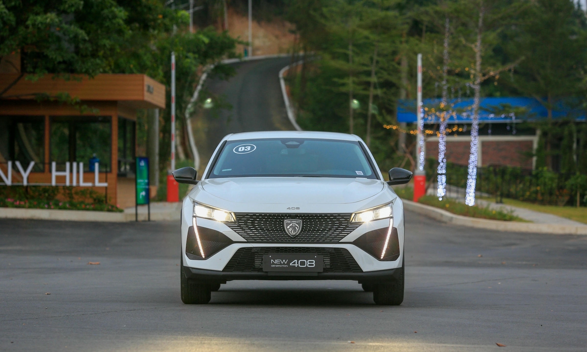 Đầu xe Peugeot 408 sở hữu tạo hình vô cùng bắt mắt
