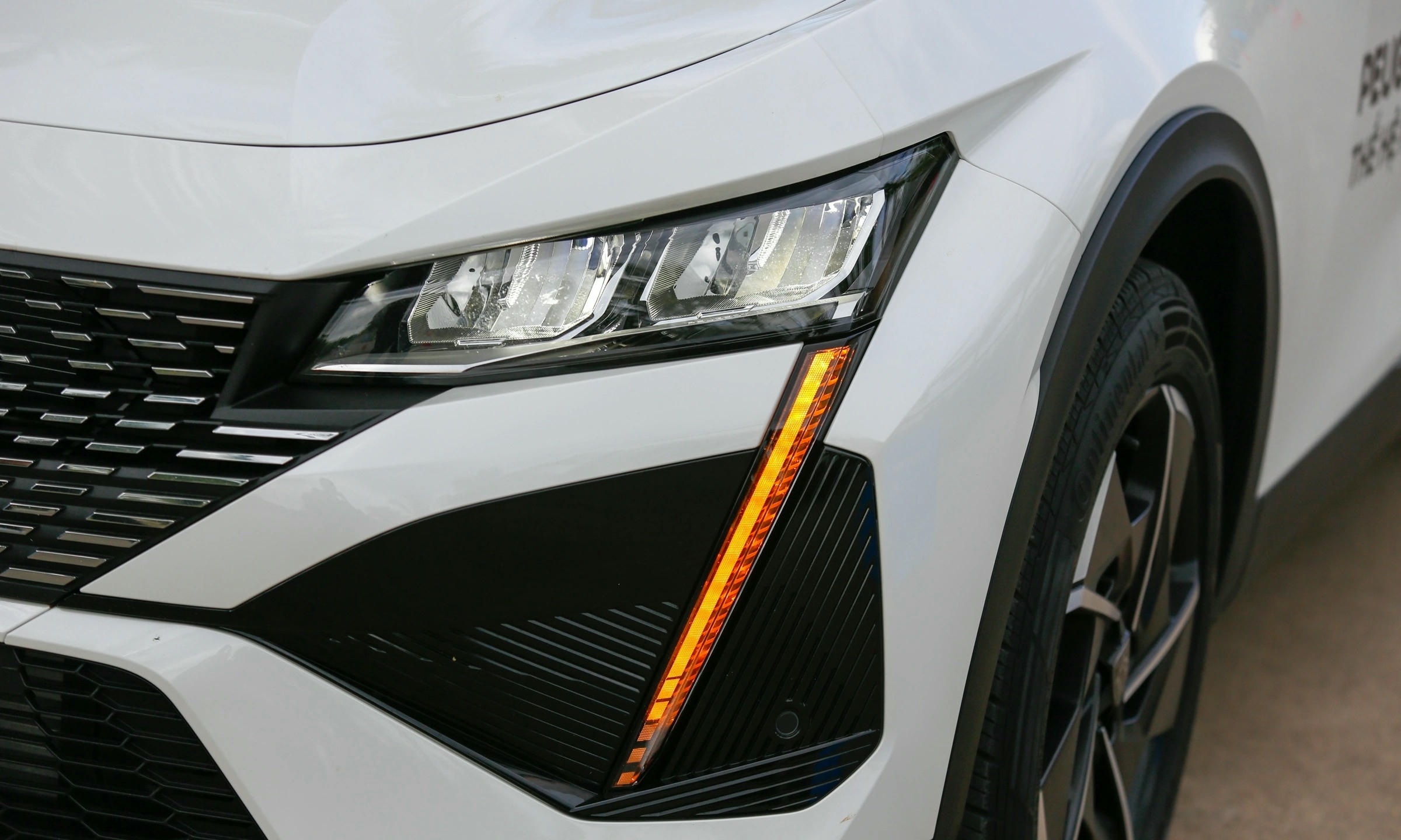 Cụm đèn chính Peugeot 408 kiểu dáng góc cạnh đầy sắc sảo