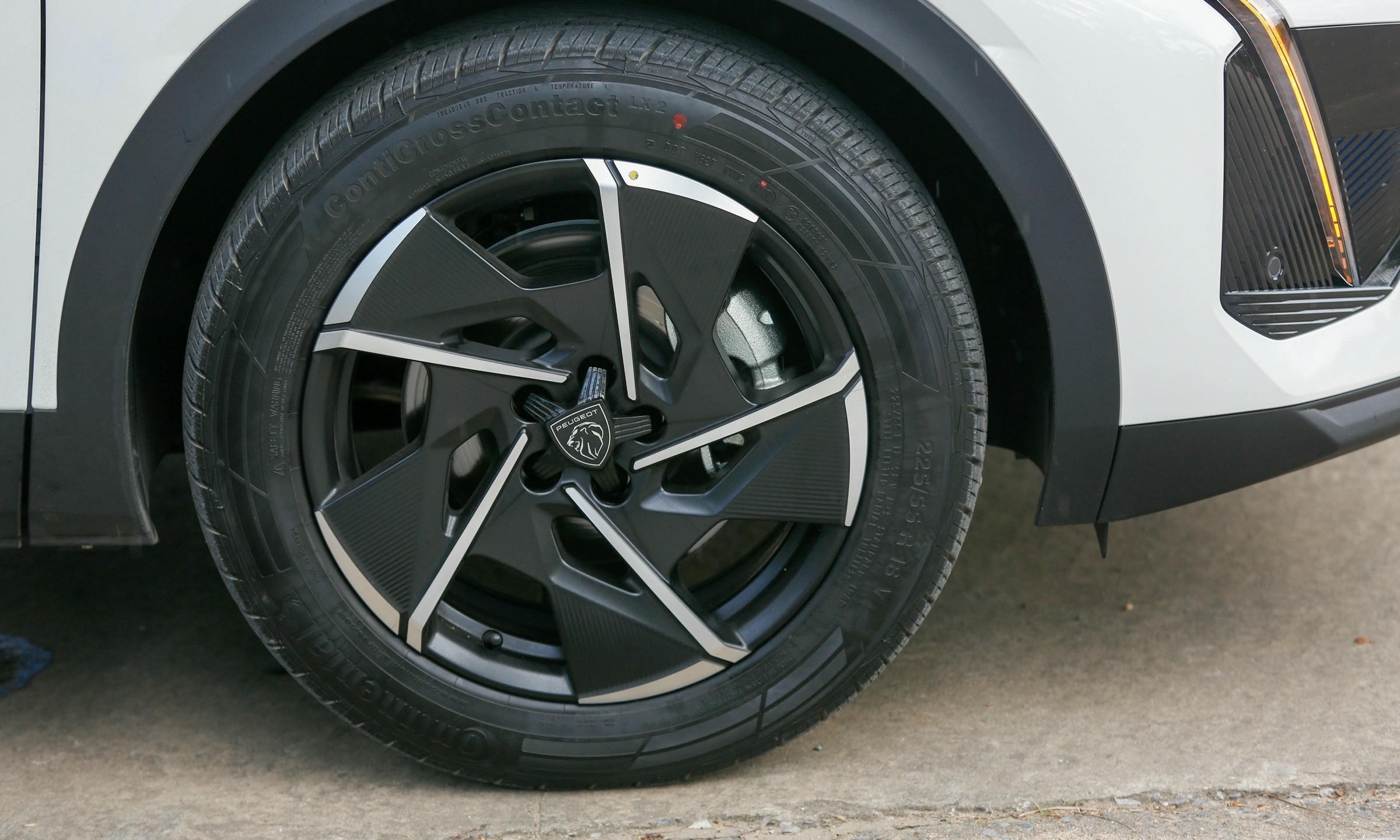 Bộ phận nâng đỡ Peugeot 408 sở hữu tạo hình thời trang, thu hút