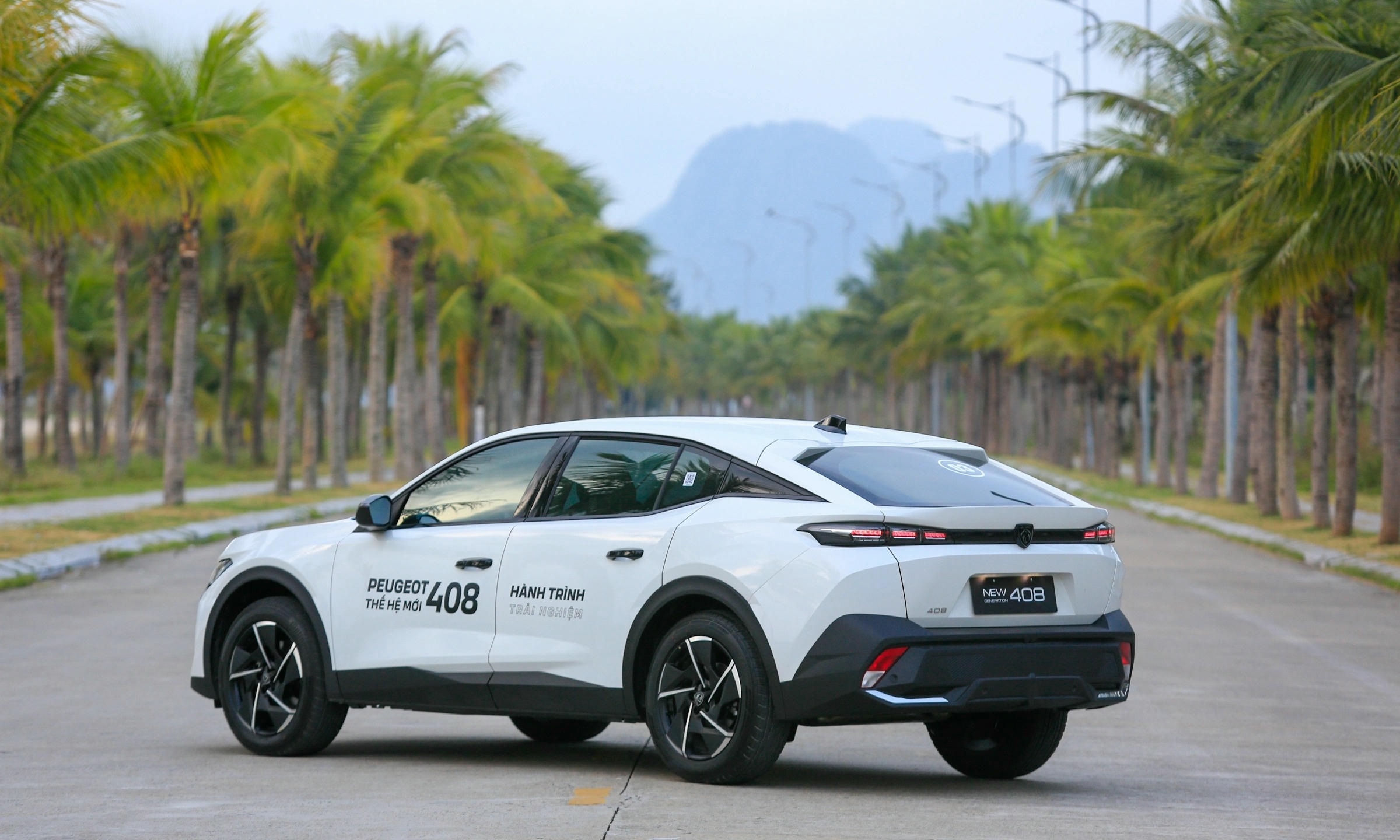 Đuôi xe Peugeot 408 thể hiện phong cách năng động và đầy nam tính
