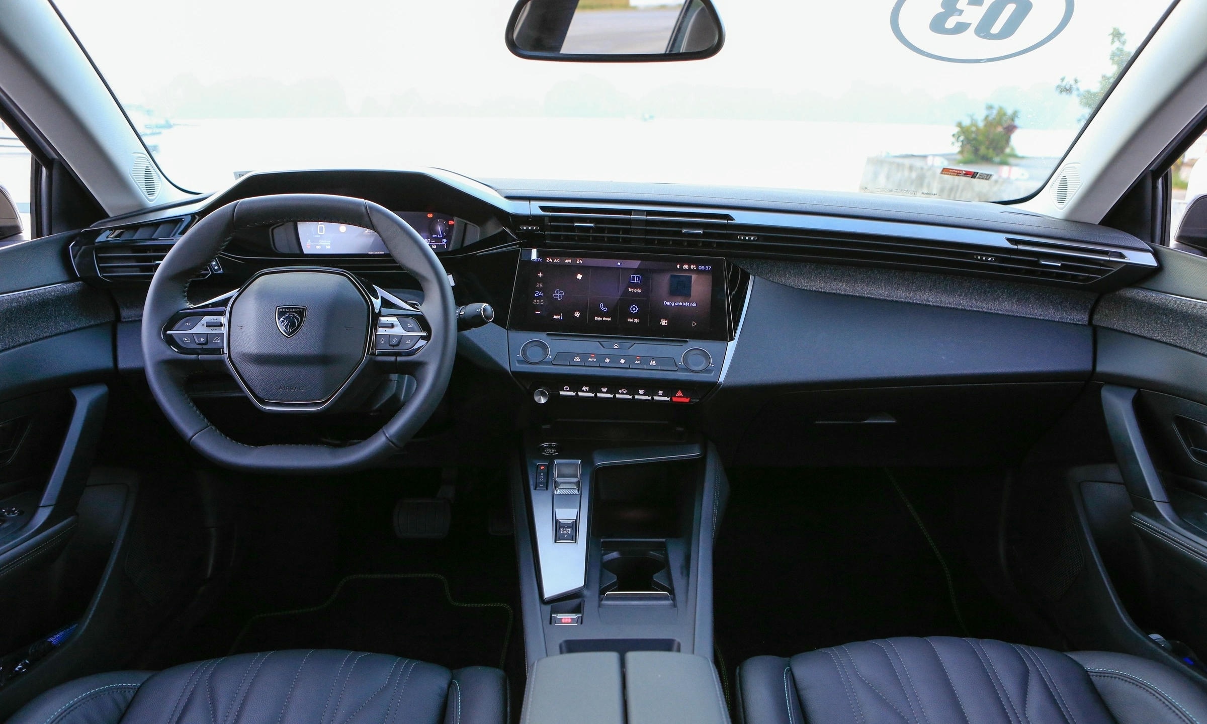 Không gian bên trong 408 khoác lên mình ngôn ngữ i-Cockpit đặc trưng của riêng thương hiệu “sư tử Pháp”