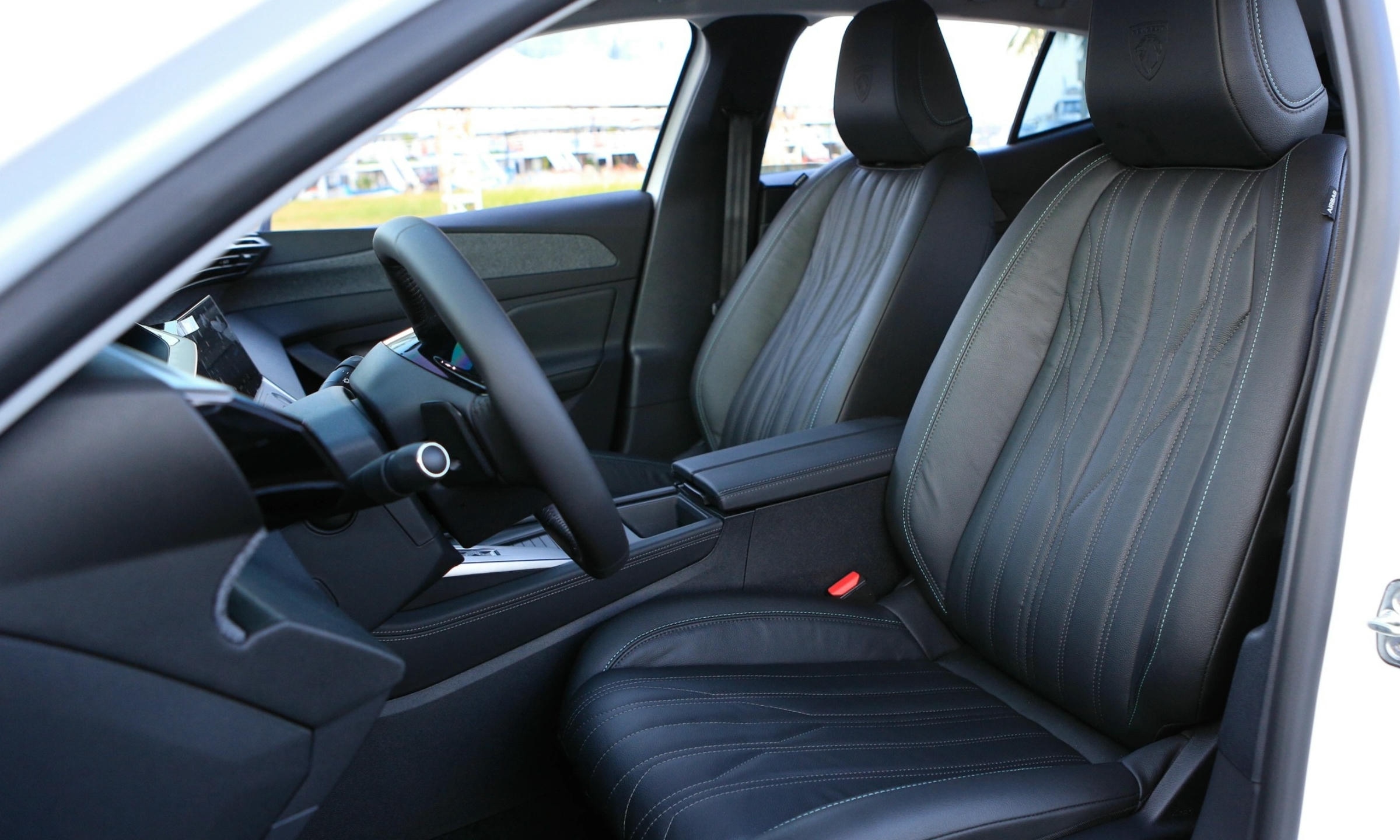 Hàng ghế trước Peugeot 408 có chỗ để chân hào phóng và thoáng đạt
